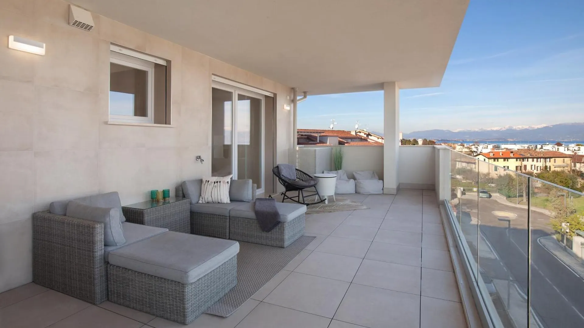 Perla Garda Lake Apartment With Pool Peschiera del Garda