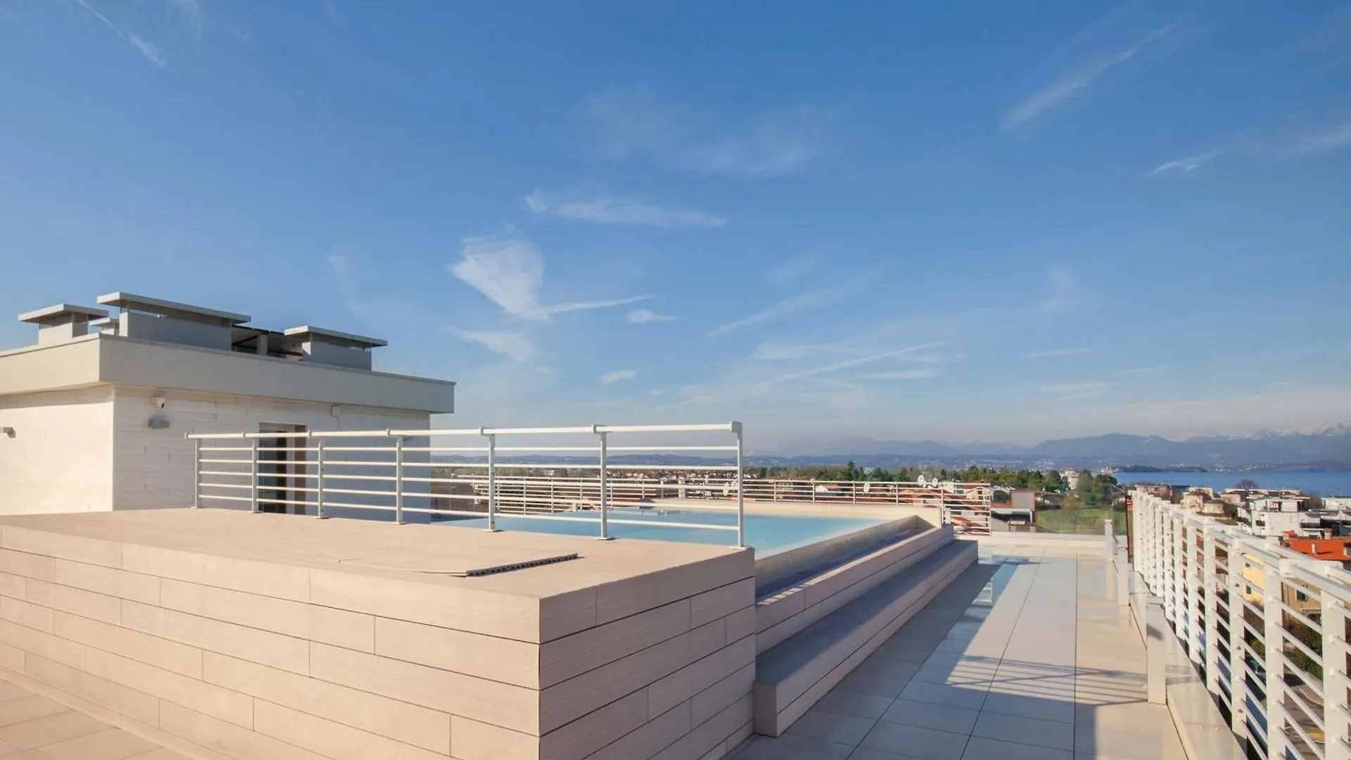 Perla Garda Lake Apartment With Pool Peschiera del Garda