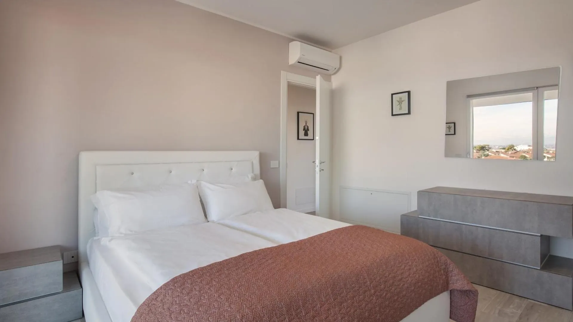 Perla Garda Lake Apartment With Pool Peschiera del Garda