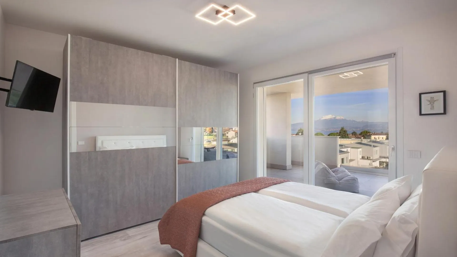 Perla Garda Lake Apartment With Pool Peschiera del Garda