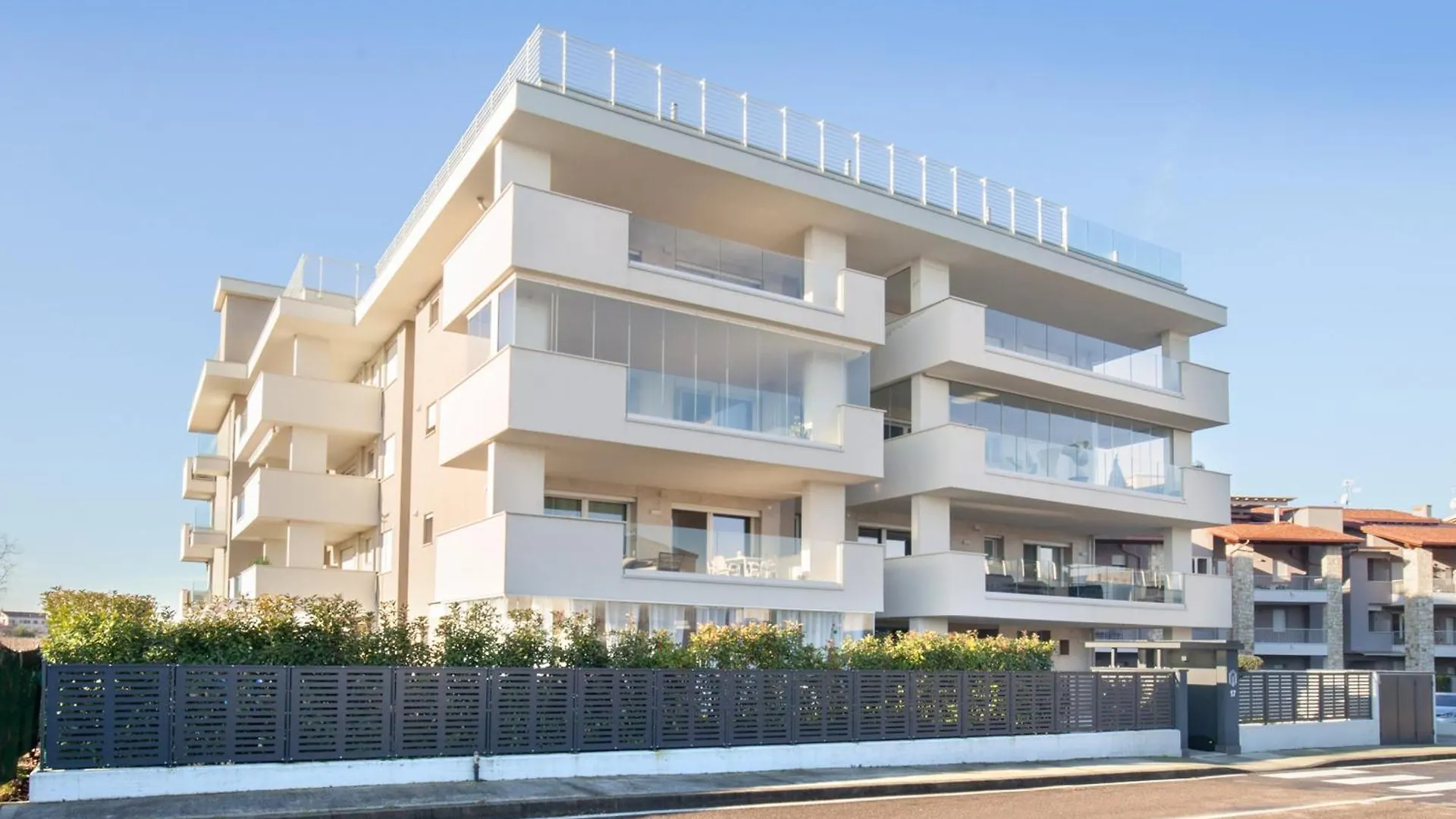 Perla Garda Lake Apartment With Pool Peschiera del Garda