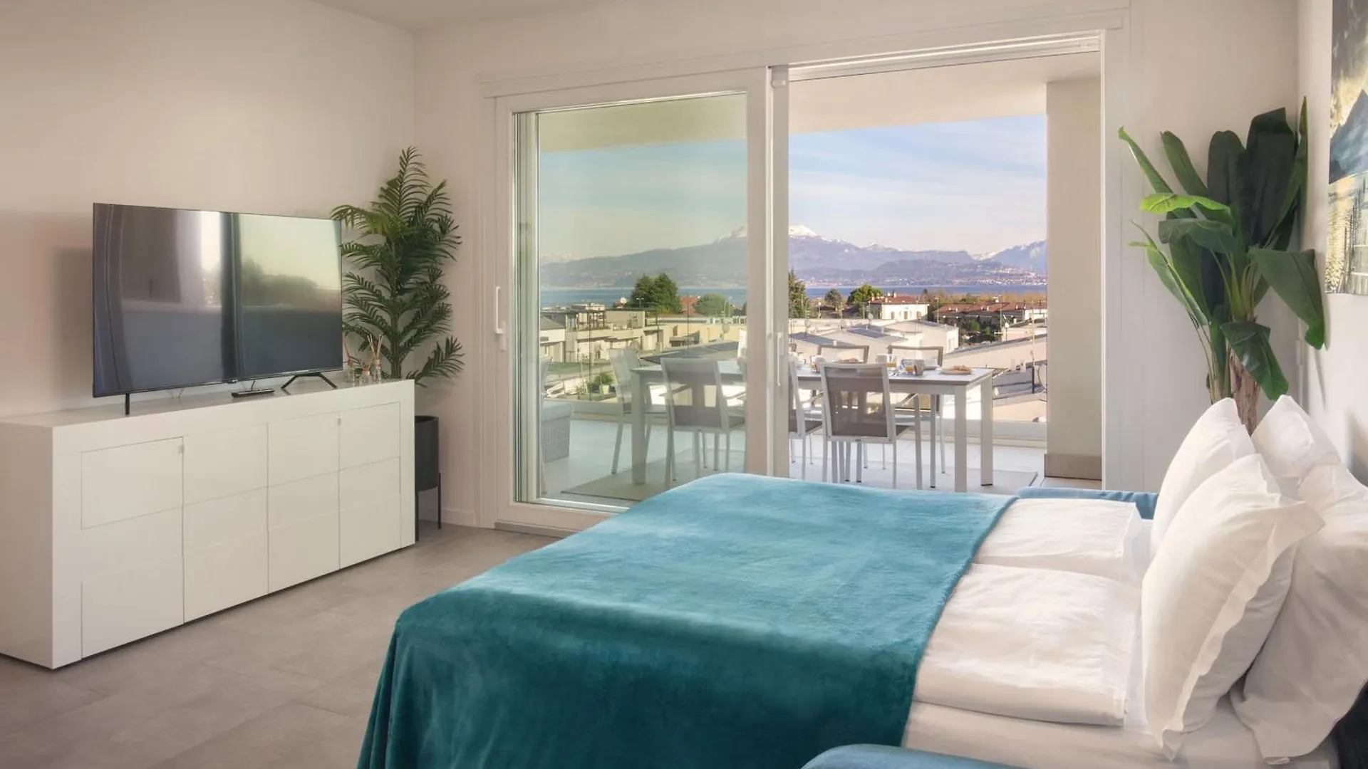 Perla Garda Lake Apartment With Pool Peschiera del Garda