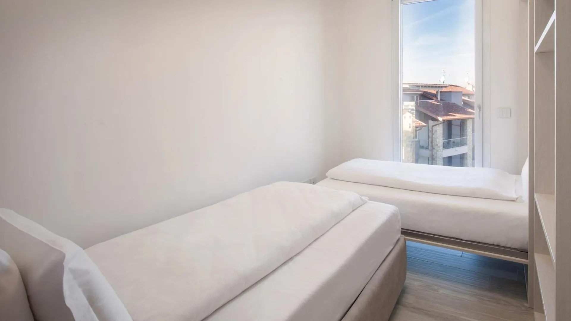 Perla Garda Lake Apartment With Pool Peschiera del Garda